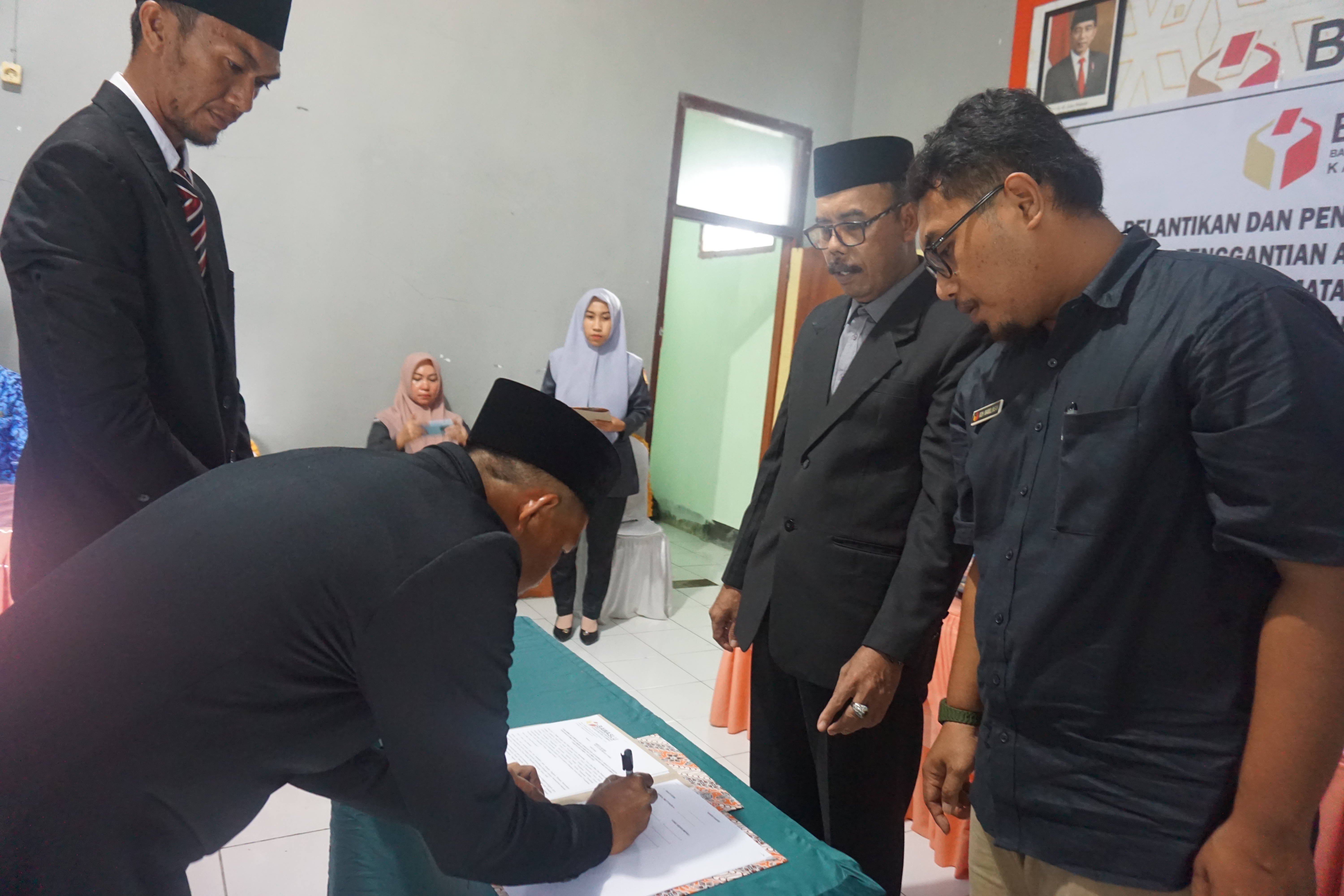 Lantik Tiga Anggota PAW Panwaslu Kecamatan, Irwan Berharap Bisa Mengemban Amanah