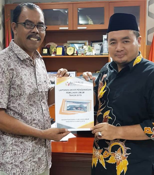 Divisi Pengawasan Bawaslu Kab. Dompu menyerahkan Laporan Hasil Pengawasan Pemilu 2019 ke Bawaslu RI