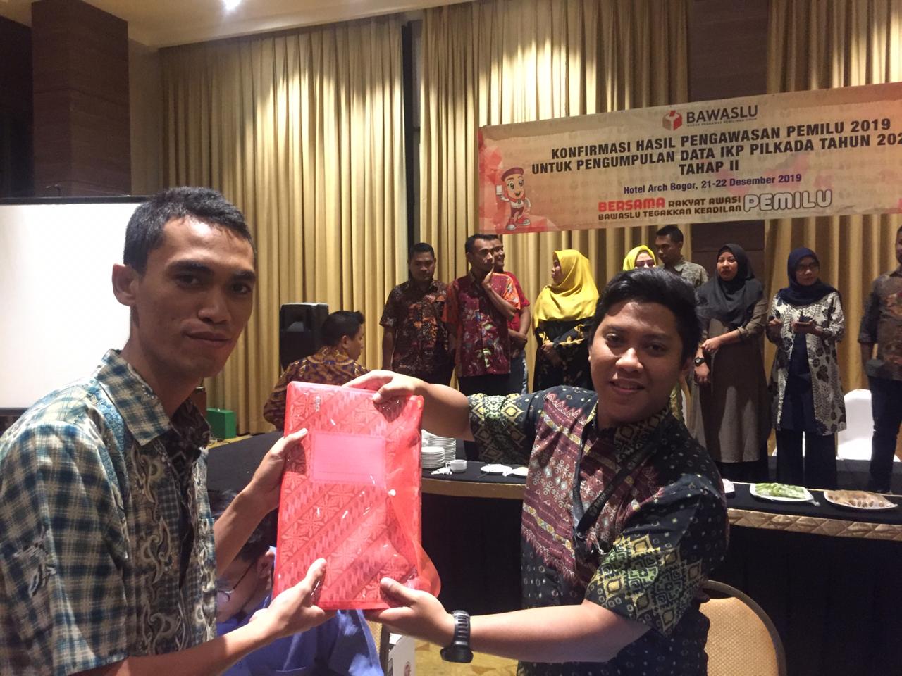 Bawaslu Kab. Dompu menyerahkan data IKP Pilkada