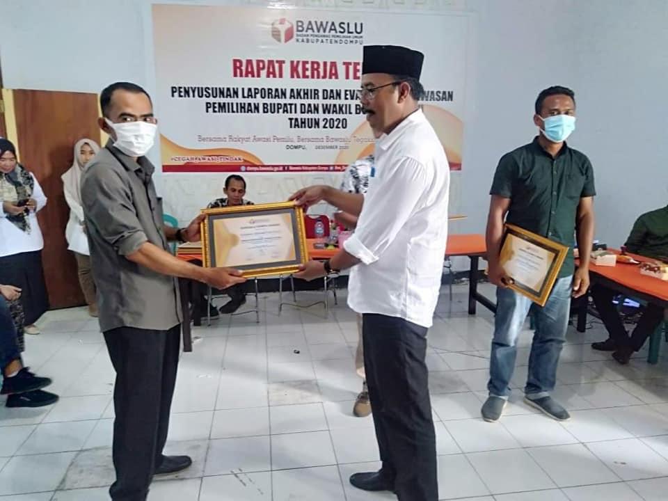 Bawaslu Kabupaten Dompu Beri Piagam Penghargaan  Kepada Jajaran pengawas Ad hoc