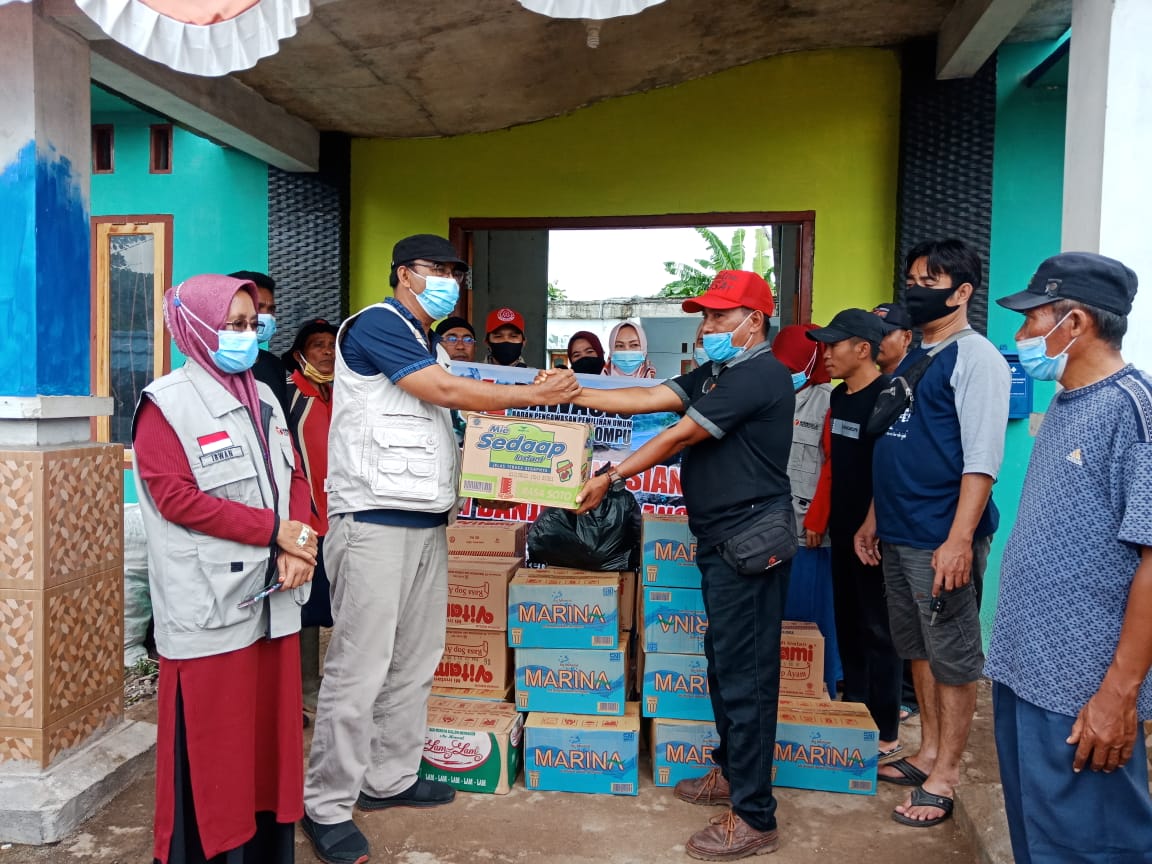 Bawaslu Kabupaten Dompu Berikan Bantuan Korban Banjir Badang Desa Daha, Irwan: Ini Sebagai Kepedulian Kepada Sesama
