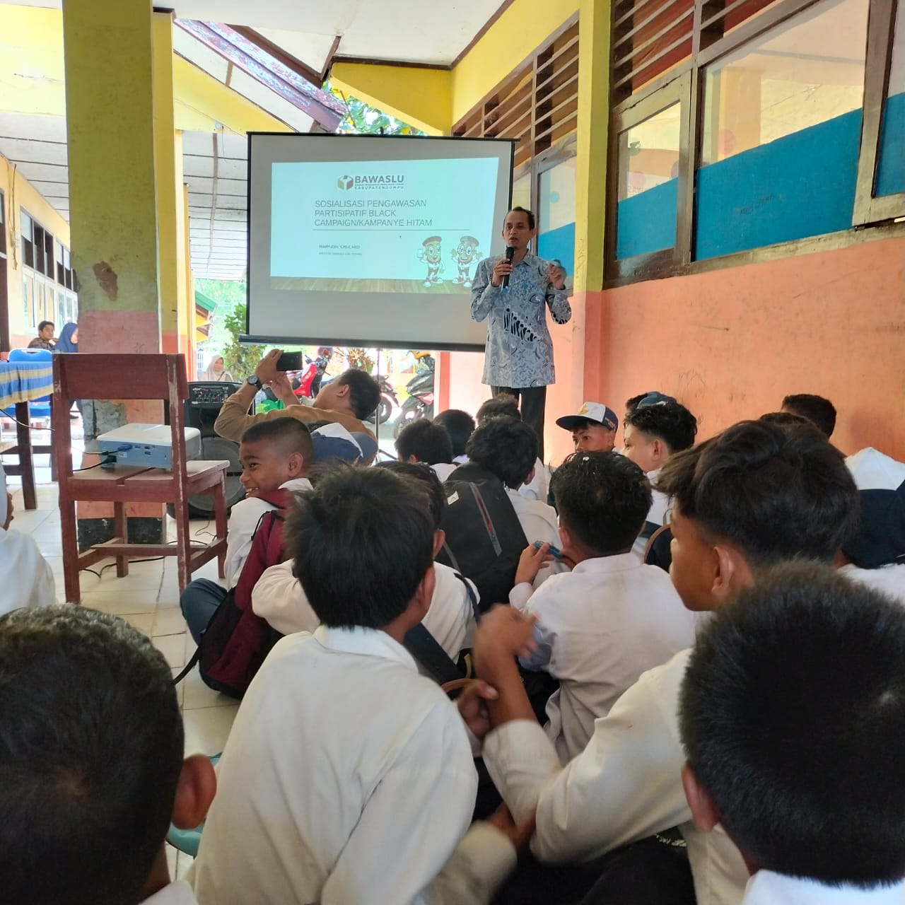 Wahyudin Pentingnya Belajar dan Memahami Demokrasi sebagai Landasan Pemilihan Osis