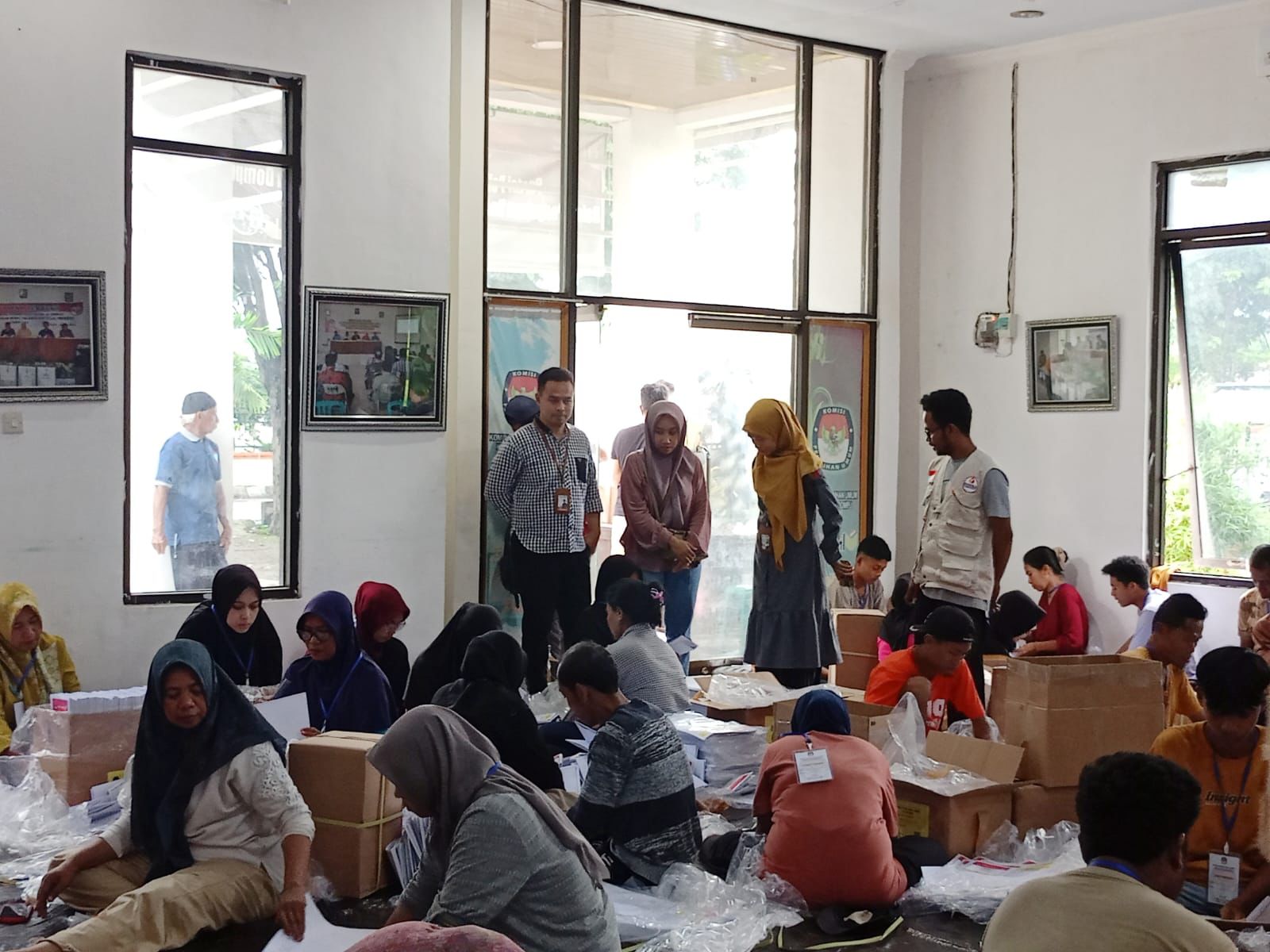Syafruddin Awasi Penyortiran dan Pelipatan Surat Suara