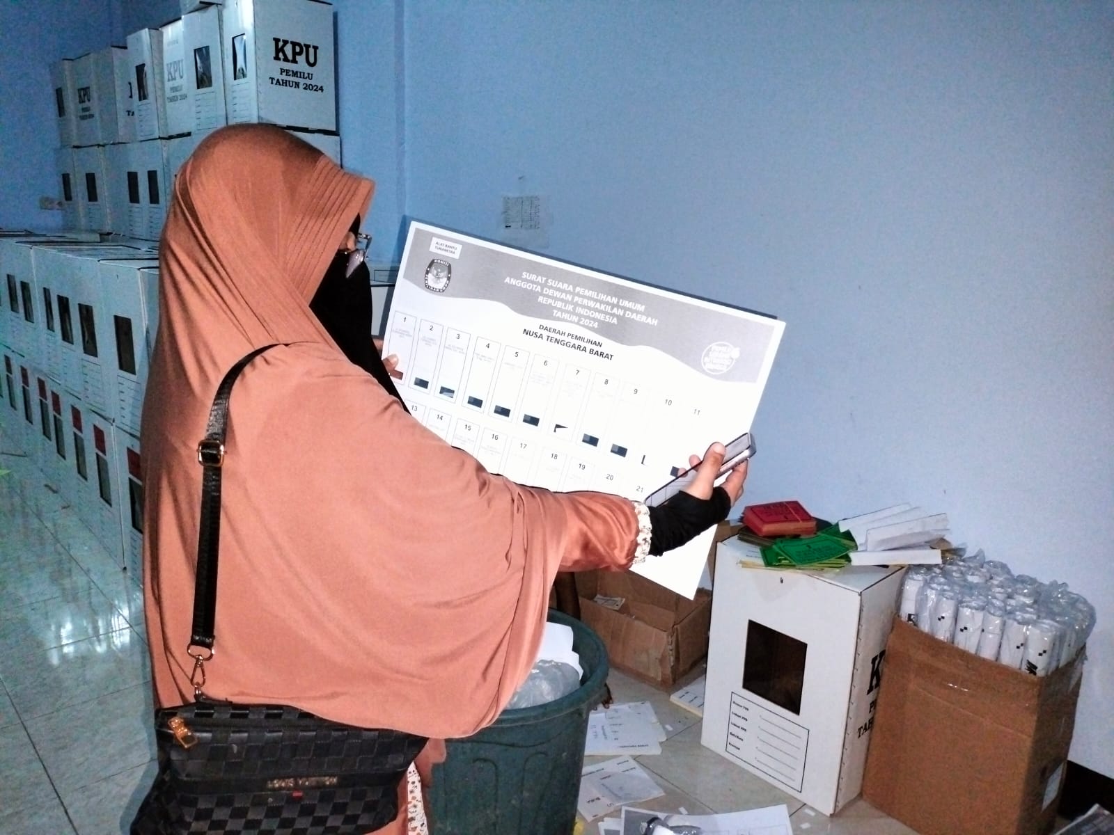 Bawaslu Dompu Intensif Awasi Pemidahan Logisitk Pemilu Untuk Menjaga Integritas Pemilu