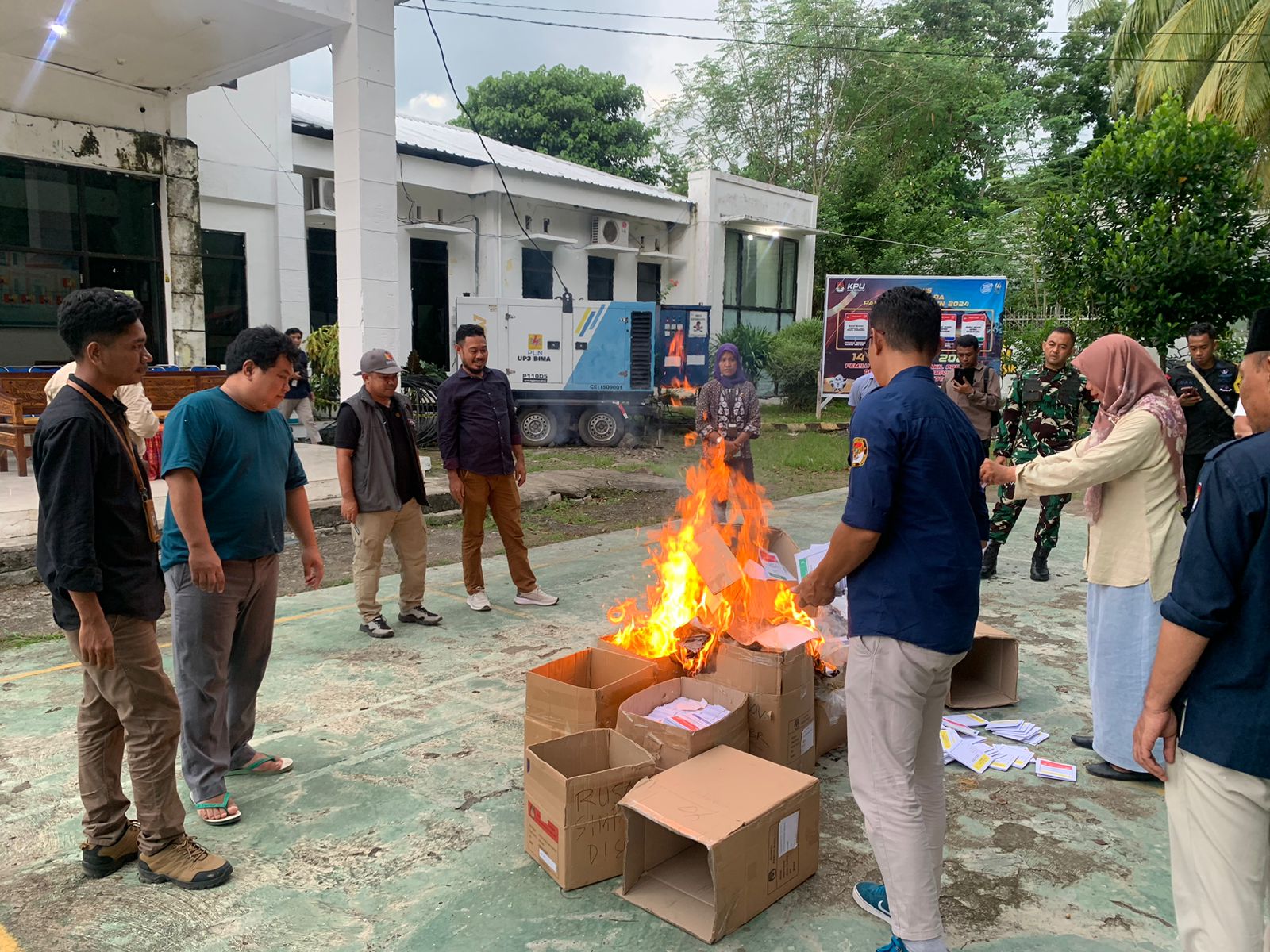Bawaslu Dompu Awasi Pemusnahan Surat Suara Yang Rusak atau Lebih