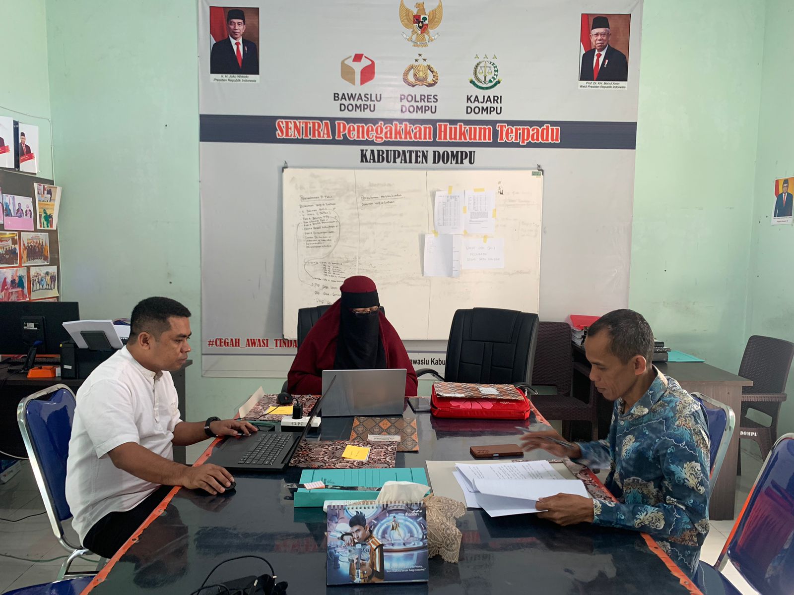 Bawaslu Dompu Memeriksa Hasil Esai Penjaringa Calon Anggota Panwaslu Kecamatan Dompu