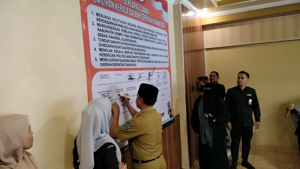 Sekda Dompu Saat Penandatangan Deklarai