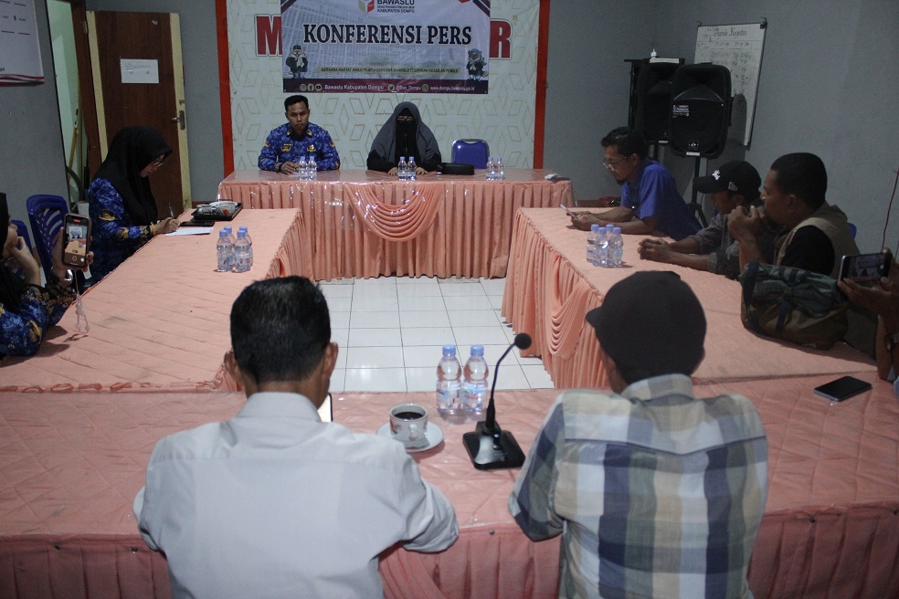 Bawaslu Dompu Gelar Konferensi Pers Terkait Postingan Viral di Facebook Akun Riga Blue