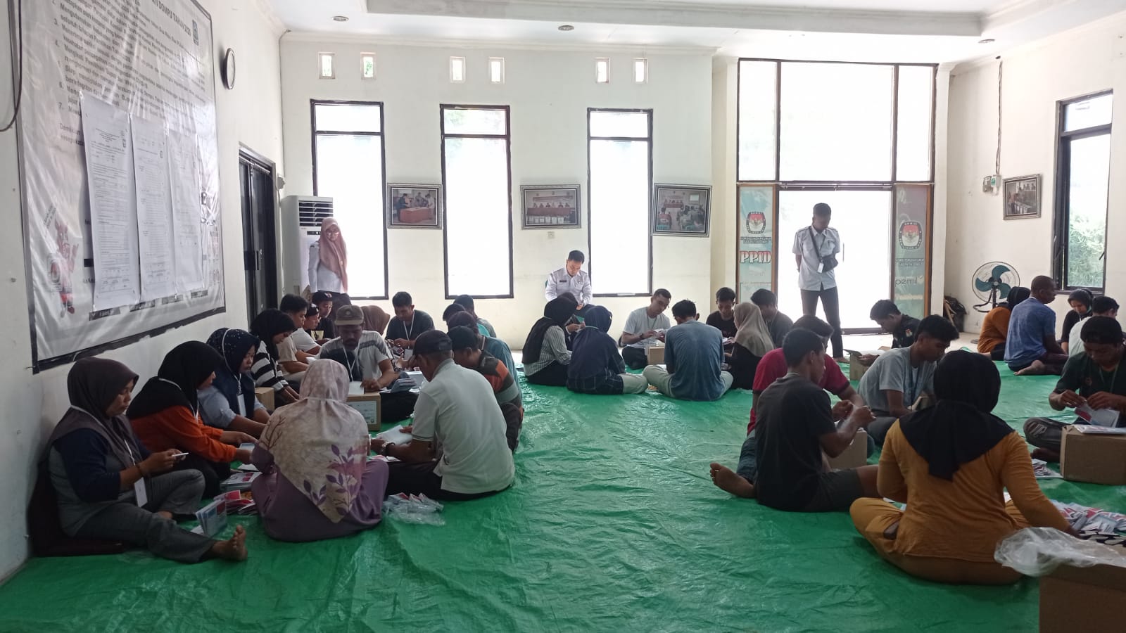 Bawaslu Dompu Lakukan Pengawasan Melekat pada Proses Pelipatan dan Sortir Surat Suara