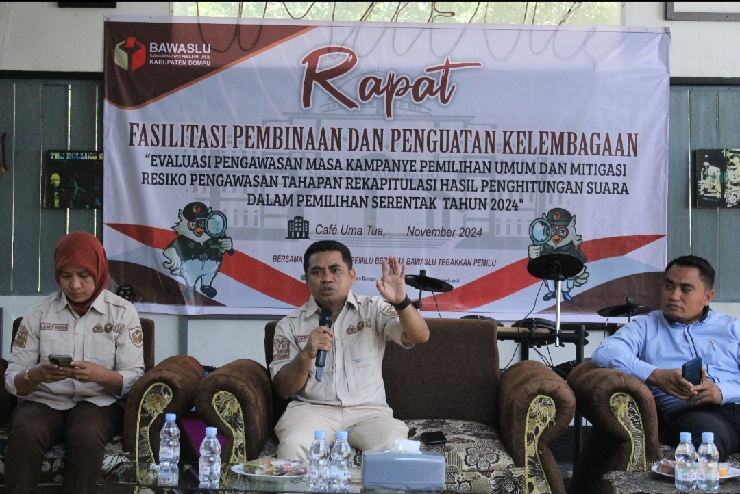 Dompu, Bawaslu Kabupaten Dompu, Badan Pengawas  Pemilihan Umum (Bawaslu) kembali menunjukkan komitmennya dalam meningkatkan kualitas pengawasan pemilu. Kegiatan bertajuk "Rapat Evaluasi Pengawasan Masa Kampanye Pemilihan Umum dan Mitigasi Risiko Pengawasan Tahapan Rekapitulasi Hasil Penghitungan Suara" di Cafe Uma Tua (7/11/2024). ini menjadi salah satu langkah Bawaslu Kabupaten Dompu dalam mengantisipasi serta memperbaiki tata kelola pemilu, terutama Pilkada Serentak 2024.  Dalam kegiatan ini, hadir dua na