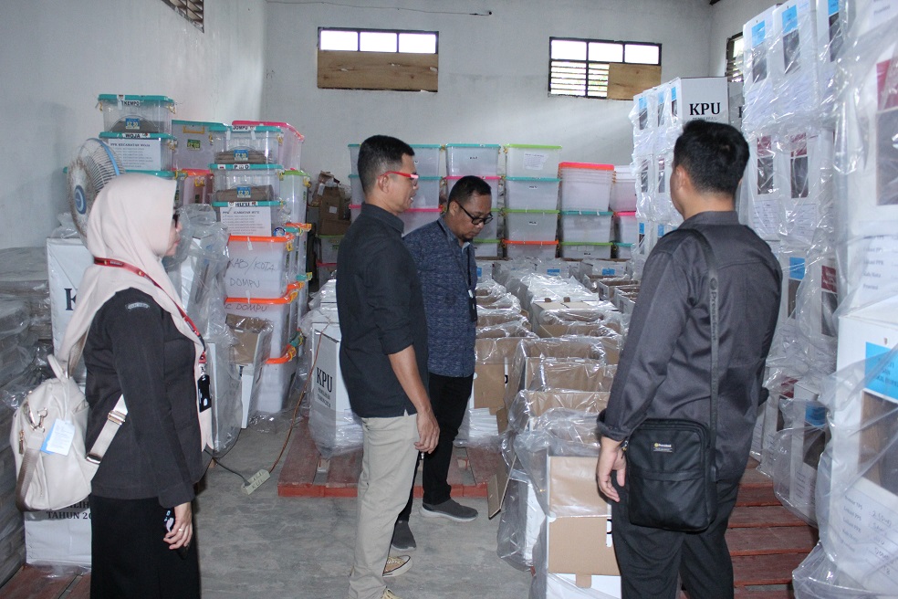 Syaifuddin Pastikan Kesiapan Distribusi Logistik Pemilihan 2024 di Gudang KPU Dompu