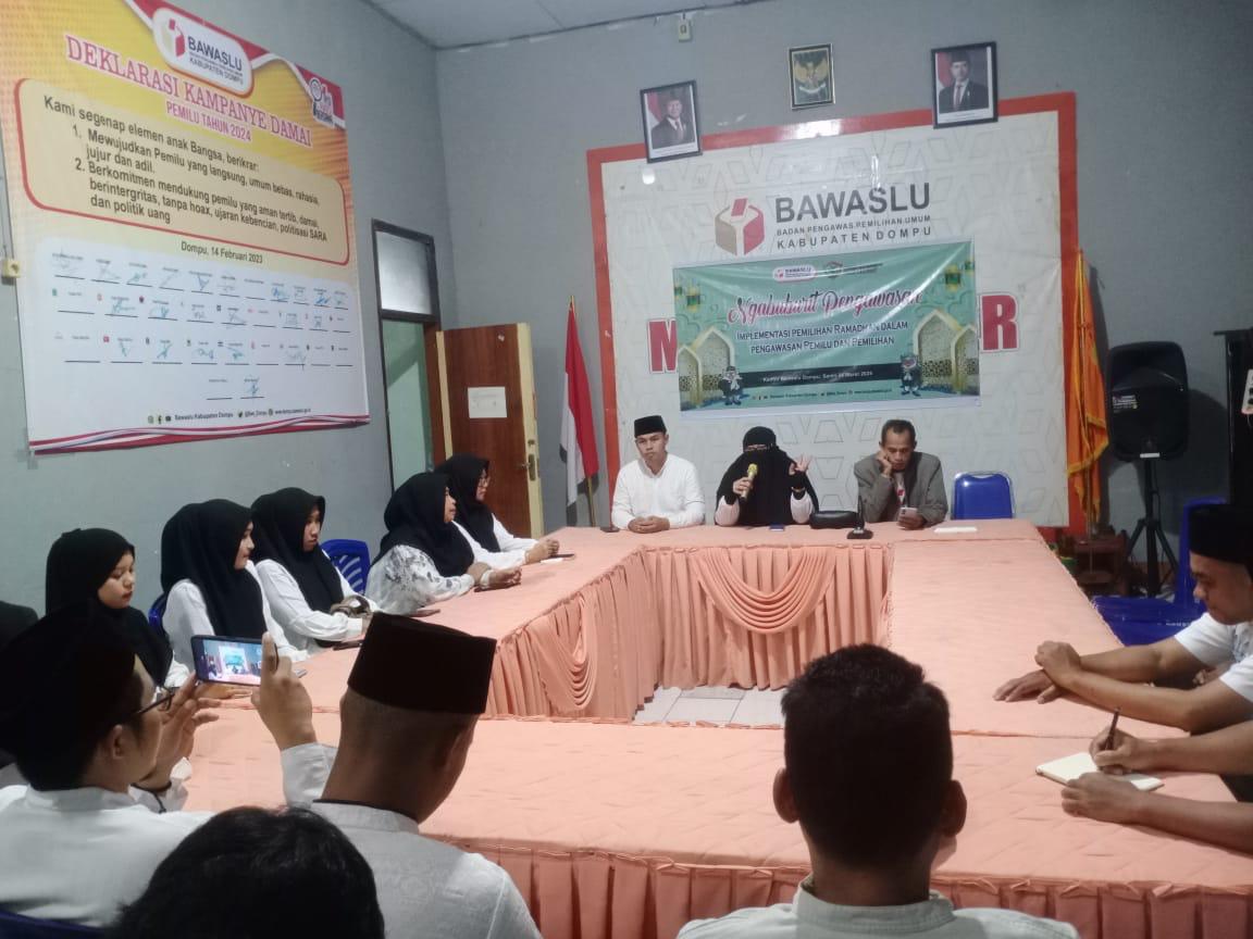 Ketua Bawaslu Kabupaten Dompu, Swastari Haz (tengah dari kiri) saat memberikan arahan dalam kegiatan Ngabuburit Pengawasan dan Halal Bil Halal di Kantor Bawaslu Kabupaten Dompu pada Senin, (24/3/2025). 