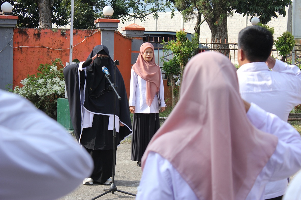 Ketua Bawaslu Kabupaten Dompu, Swastari,  Saat Menjadi Pemimpin Apel Pagi dalam rangka memperingati Hari Ulang Tahun ke-17 Badan Pengawas Pemilihan Umum Republik Indonesia (Bawaslu RI), yang berlangsung di halaman Kantor Bawaslu Kabupaten Dompu pada Rabu (9/4/2024).