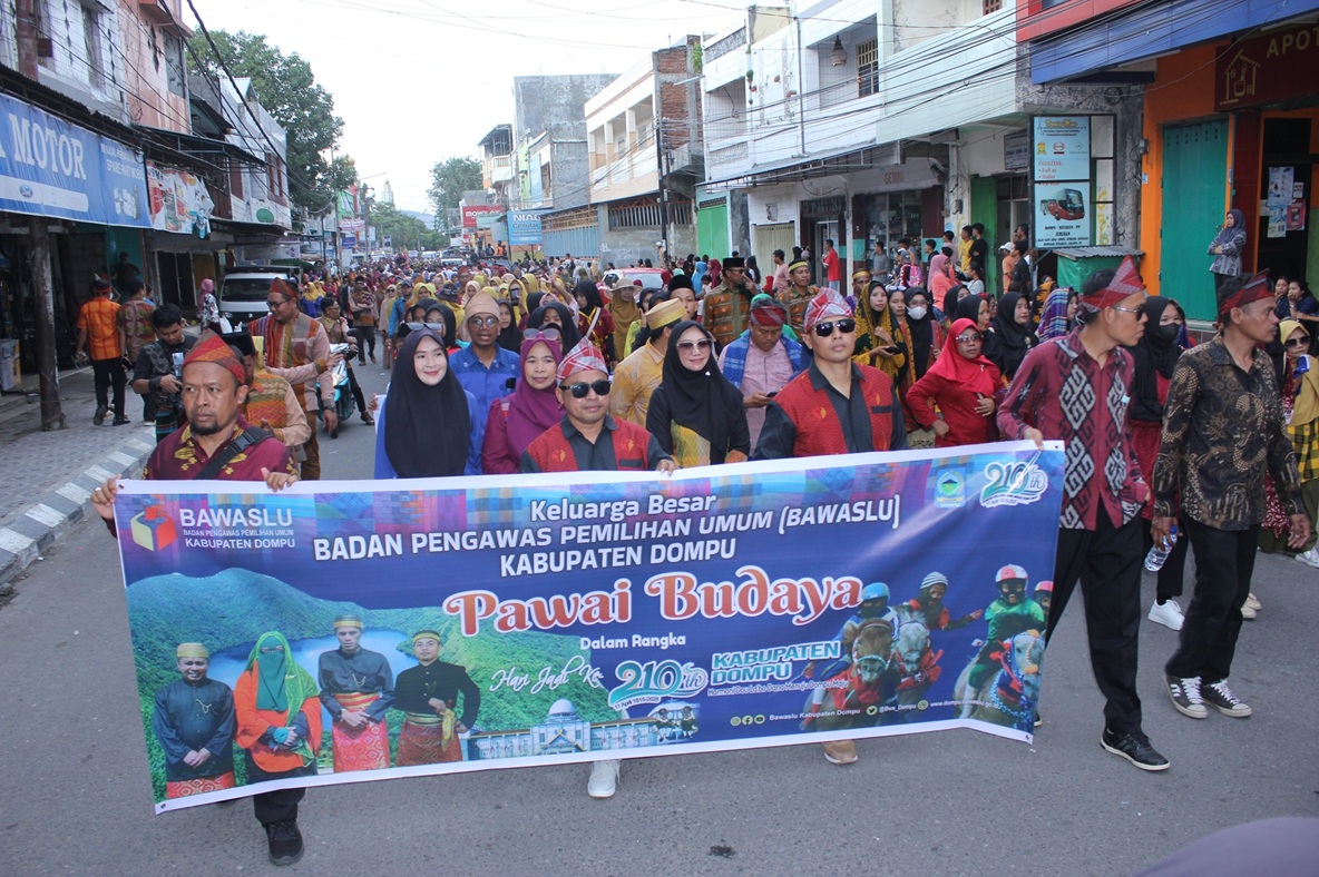 Anggota Bawaslu Kabupaten Dompu, Syafruddin, Saat turut berpartisipasi dalam Pawai Budaya yang digelar pada Sabtu, (12/2025). 