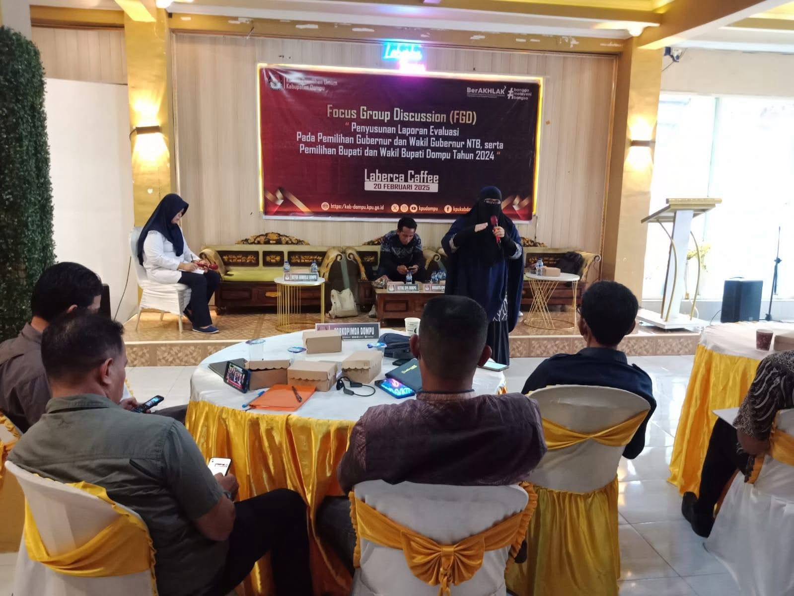 Ketua Badan Pengawas Pemilu (Bawaslu) Kabupaten Dompu, Swastari saat menjadi narasumber dalam Focus Group Discussion (FGD) yang diselenggarakan oleh Komisi Pemilihan Umum (KPU) Kabupaten Dompu di Café Laberca pada (20/2/2025.