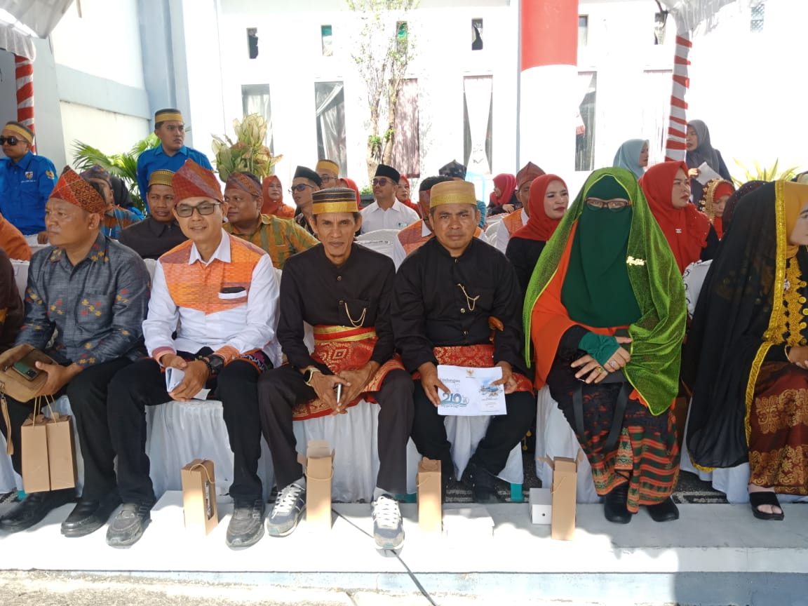 Ketua dan Anggota Bawaslu Kabupaten Dompu saat menghadiri upacara peringatan Hari Jadi Dompu yang ke-210 yang digelar di Lapangan Beringin, Jum’at (11/4/2024).