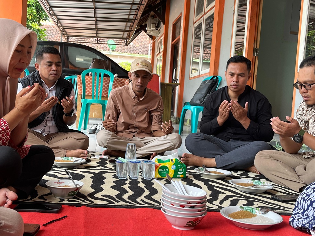 Anggota Bawaslu kabupaten Dompu,Wahyudin (dua dari kiri) bersama Anggota Bawaslu Kabupaten Dompu, Syafruddin (kiri) didampingi Plt. Kepala Sekretariat Bawaslu Kabupaten Dompu, Agus Awaluddin (kanan) saat acara tasyukuran dama memperingati Hari Ulang Tahun (HUT) ke-17 Badan Pengawas Pemilu (Bawaslu) Republik Indonesia, Bawaslu Kabupaten Dompu menggelar acara tasyakuran dengan mengusung tradisi lokal “Ngaha Kawiri” di kantor Bawaslu Kabupaten Dompu, Kamis (17/4/2025).