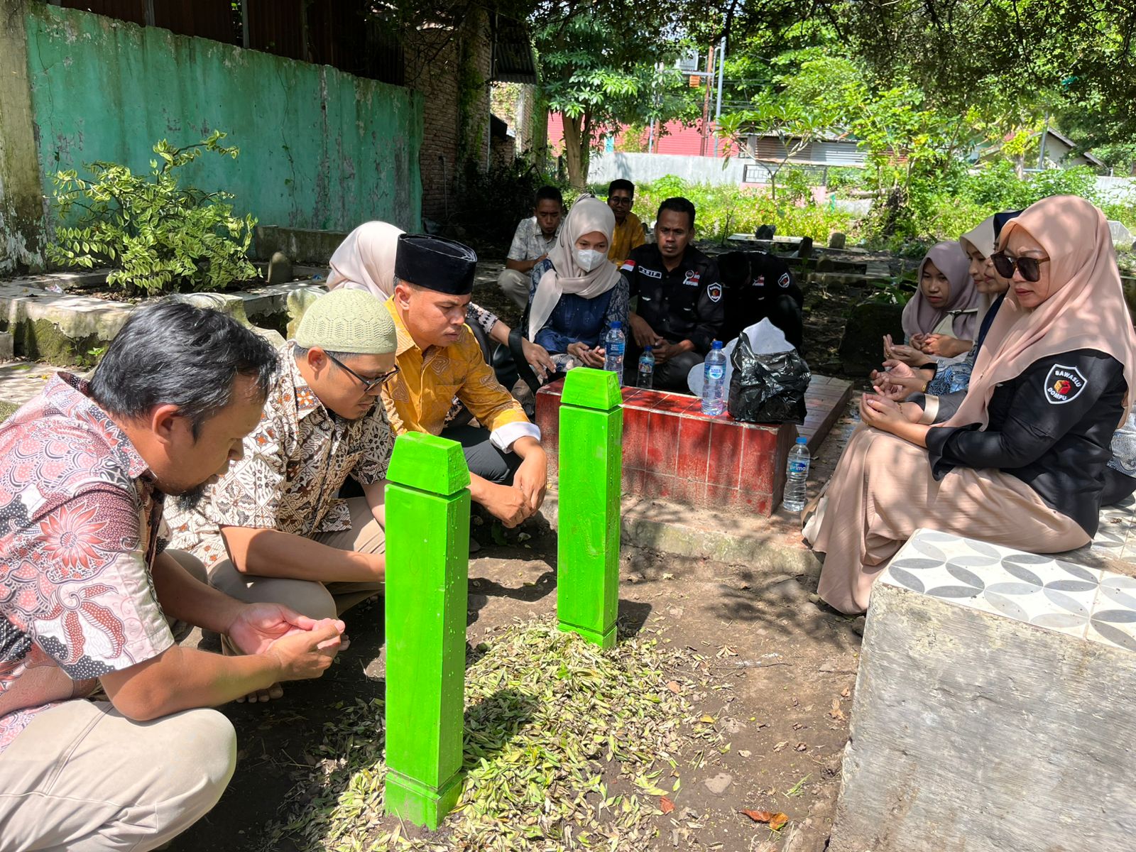 Bawaslu Kabupaten Dompu Ziarah ke Makam Almarhumah Swastari