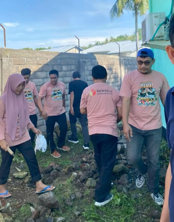 Bawaslu  Dompu Laksanakan Jum’at Bersih di Halaman Kantor