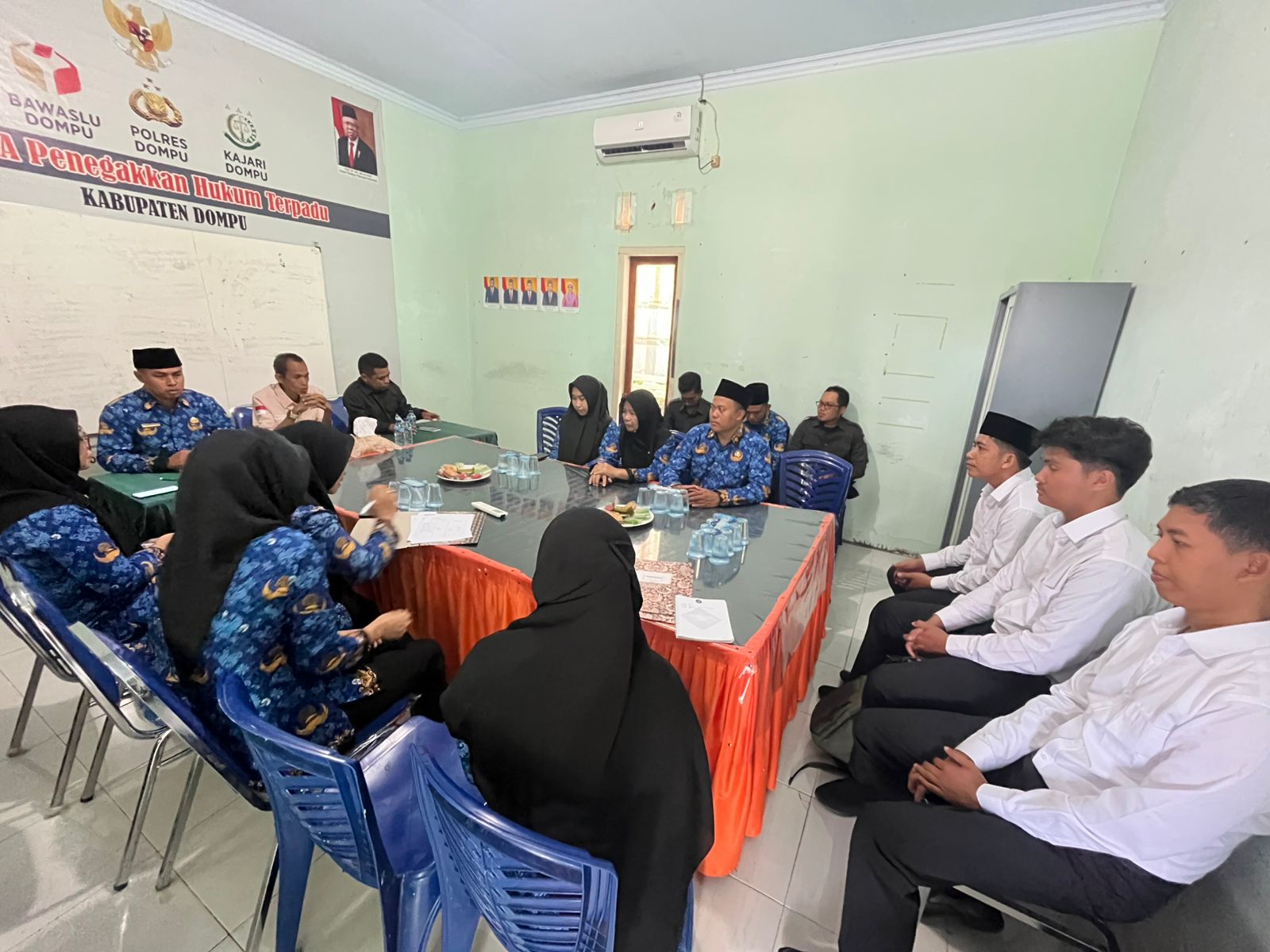 Bawaslu Dompu Gelar Rapat Internal dan Sambut Tiga CPNS Baru
