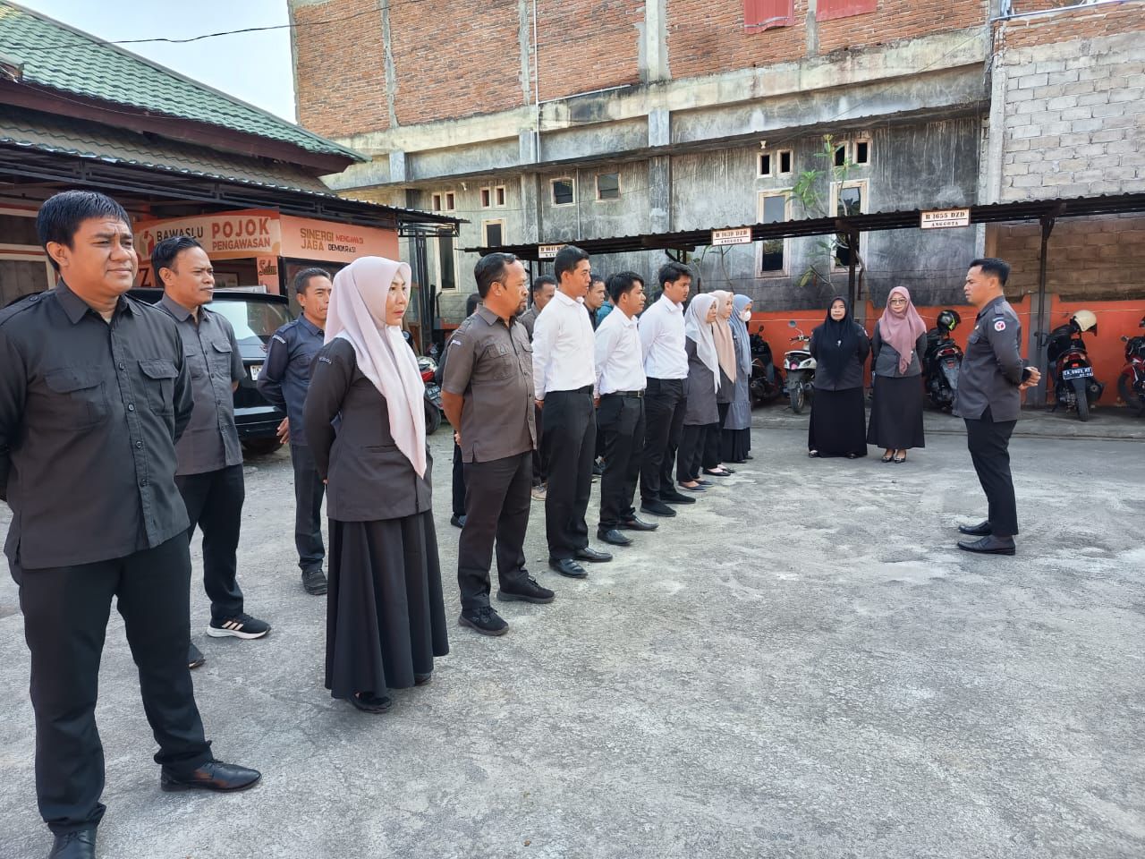 Agus : Tekankan Disiplin Seragam dan Persiapan Kunjungan ke SLBN 1 Dompu