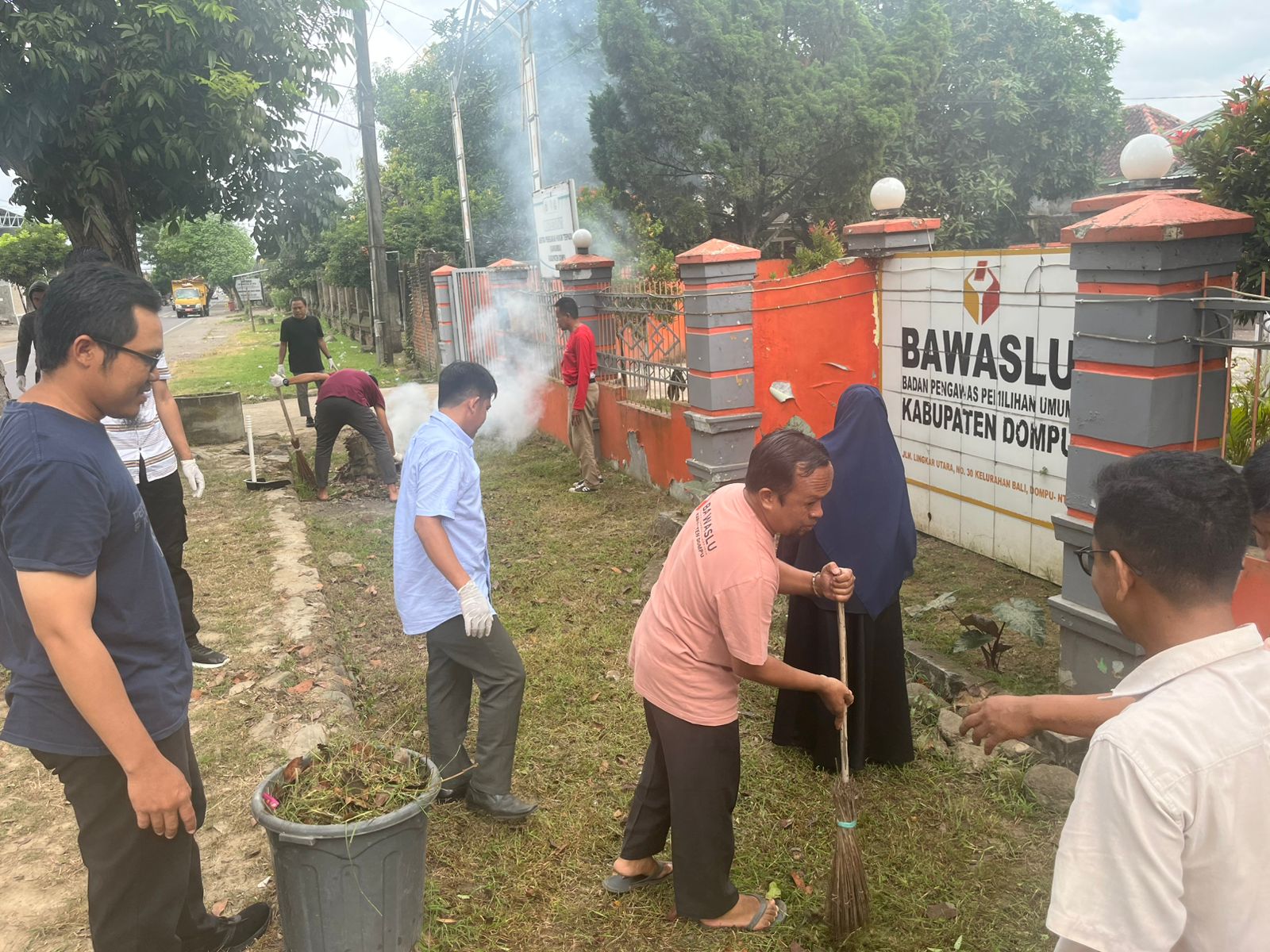 Bawaslu Dompu Gelar Kegiatan Jumat Bersih di Lingkungan Kantor