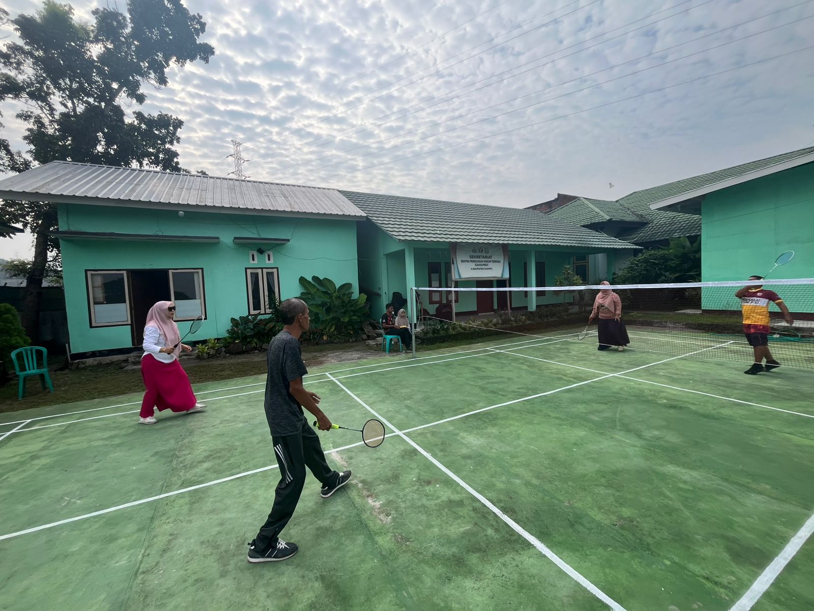 Jaga Kebugaran Tubuh, Bawaslu Dompu  Gelar Olahraga Bulu Tangkis