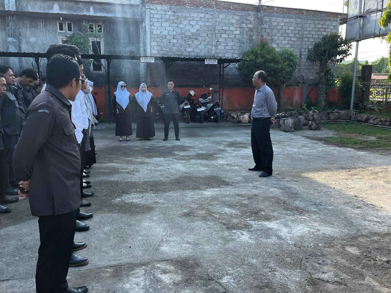 Bawaslu Dompu Gelar Apel Pagi Rutin, Irwan Sampaikan Pesan Semangat dan Kebersamaan