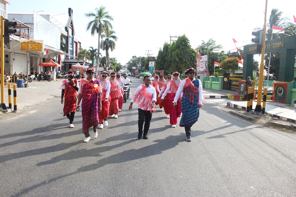 Bawaslu Dompu Meriahkan Gerak Jalan Jenaka HUT RI ke-80 di Kelurahan Bali 1