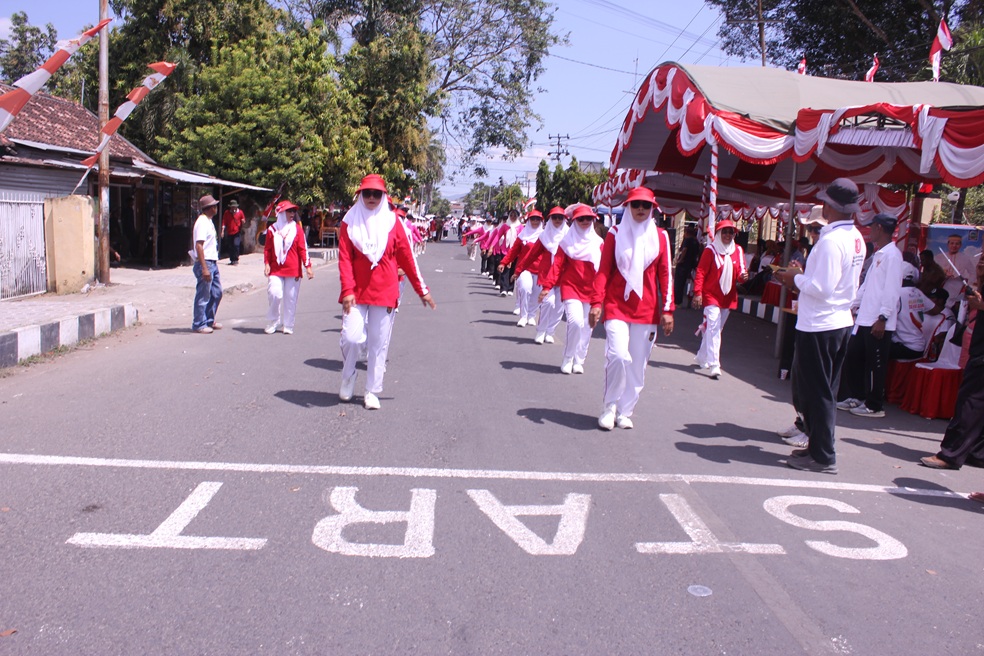 Bawaslu Dompu Ikut Partisipasi Jalan Tepat Waktu 17 Kilometer Meriahkan HUT ke-80 RI