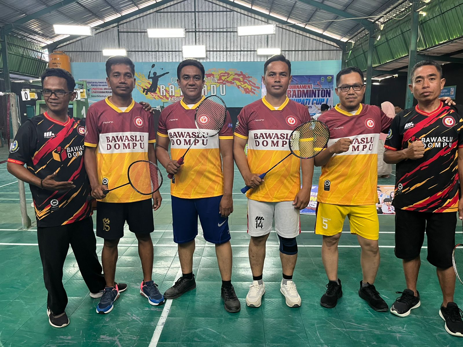 Bawaslu Dompu Ikut Meriahkan Turnamen Bulutangkis Bupati Cup 2025