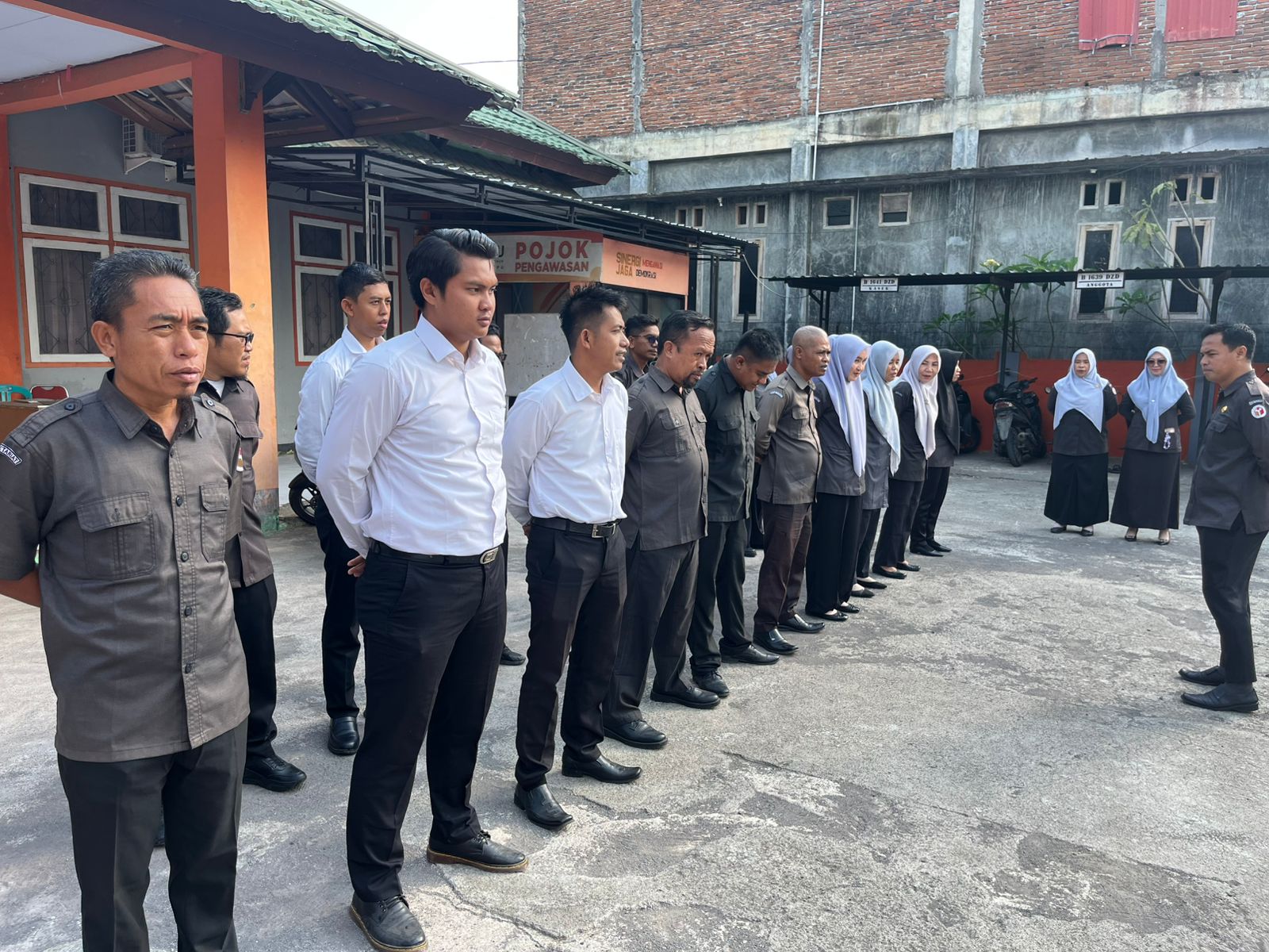 Bawaslu Dompu Gelar Apel Rutin Awal Pekan, Bahas Agenda Coktas Triwulan IV dan Penguatan Partisipasi Masyarakat