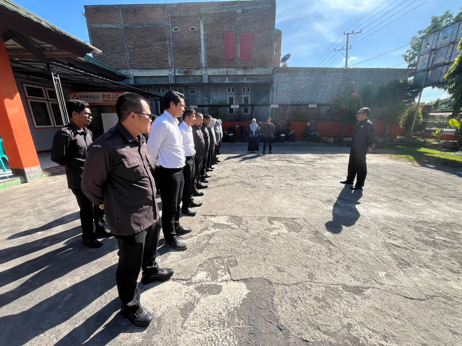 Bawaslu Dompu Gelar Apel Pagi, Ketua Tekankan Kesiapan Dua Agenda Besar dan Penguatan Publikasi Media Sosial