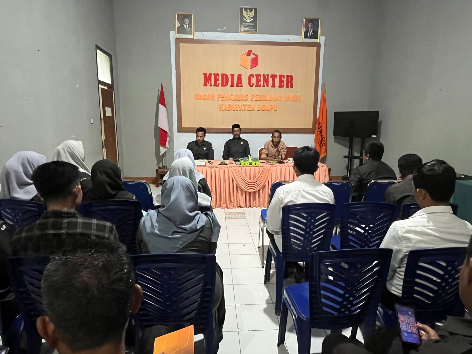 Bawaslu Dompu Gelar Rapat Internal Penguatan Kapasitas dan Pembinaan Jajaran