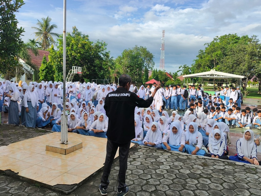 Bawaslu Dompu Tanamkan Kesadaran Demokrasi kepada Pemilih Pemula melalui Program “Lao Lamba Sekolah"