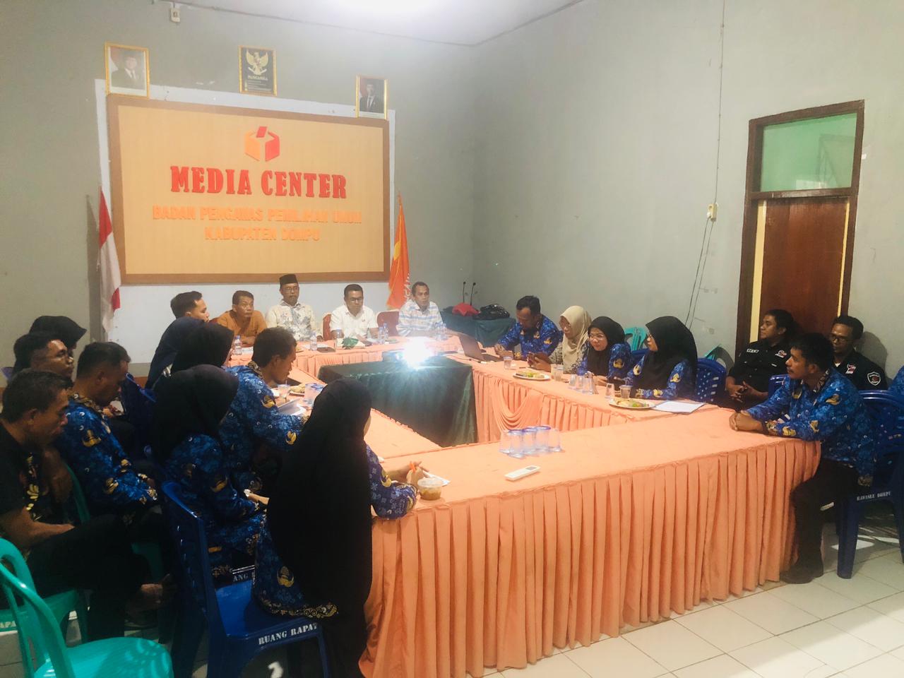 Bawaslu Dompu Bahas SE No. 1 dan Sae No. 4, Sekaligus Perkenalkan Kepala Sekretariat Baru