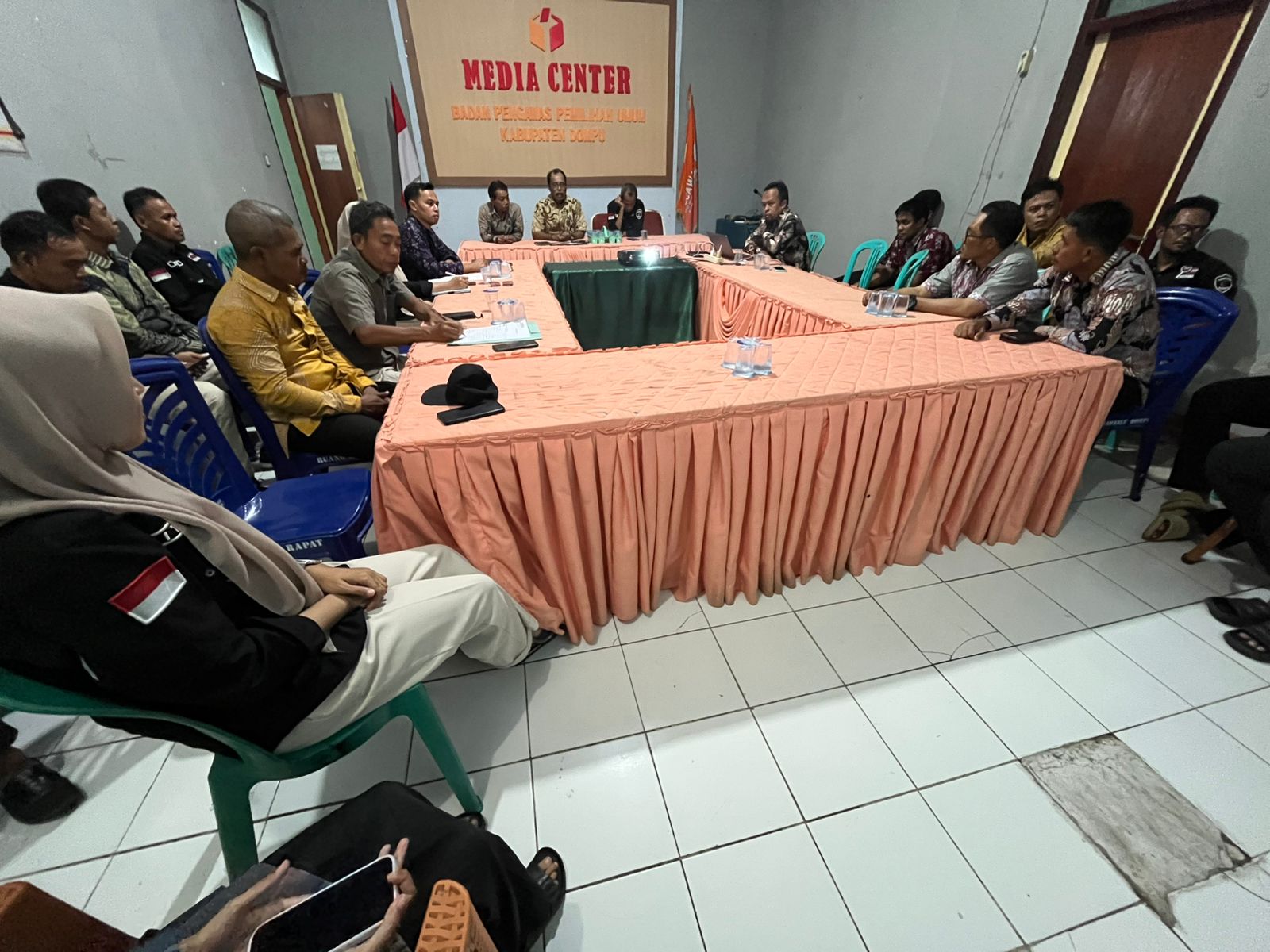 Bawaslu Dompu Gelar Rapat Evaluasi Rutin dan Bahas SE HUT ke-18 Bawaslu RI