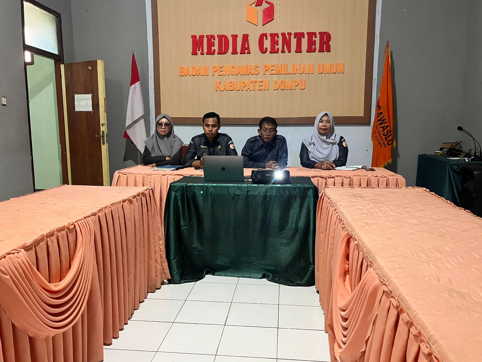 Bawaslu Dompu Perkuat Kinerja Kesekretariatan Lewat Rapat Rutin Bersama Bawaslu NTB
