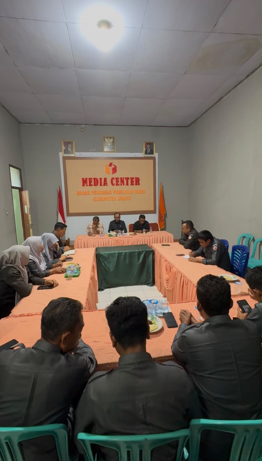 Bawaslu Dompu Gelar Rapat Rutin Bulanan, Bahas Penyesuaian Program WFA/WFO dan Penguatan Kapasitas SDM