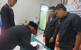 Lantik Tiga Anggota PAW Panwaslu Kecamatan, Irwan Berharap Bisa Mengemban Amanah