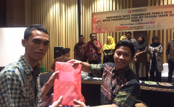 Bawaslu Kab. Dompu menyerahkan data IKP Pilkada
