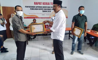 Bawaslu Kabupaten Dompu Beri Piagam Penghargaan  Kepada Jajaran pengawas Ad hoc