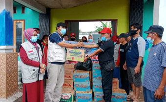 Bawaslu Kabupaten Dompu Berikan Bantuan Korban Banjir Badang Desa Daha, Irwan: Ini Sebagai Kepedulian Kepada Sesama