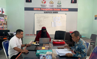 Bawaslu Dompu Memeriksa Hasil Esai Penjaringa Calon Anggota Panwaslu Kecamatan Dompu