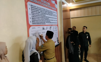 Sekda Dompu Saat Penandatangan Deklarai