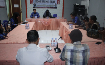 Bawaslu Dompu Gelar Konferensi Pers Terkait Postingan Viral di Facebook Akun Riga Blue