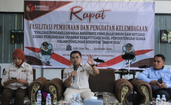 Dompu, Bawaslu Kabupaten Dompu, Badan Pengawas  Pemilihan Umum (Bawaslu) kembali menunjukkan komitmennya dalam meningkatkan kualitas pengawasan pemilu. Kegiatan bertajuk "Rapat Evaluasi Pengawasan Masa Kampanye Pemilihan Umum dan Mitigasi Risiko Pengawasan Tahapan Rekapitulasi Hasil Penghitungan Suara" di Cafe Uma Tua (7/11/2024). ini menjadi salah satu langkah Bawaslu Kabupaten Dompu dalam mengantisipasi serta memperbaiki tata kelola pemilu, terutama Pilkada Serentak 2024.  Dalam kegiatan ini, hadir dua na