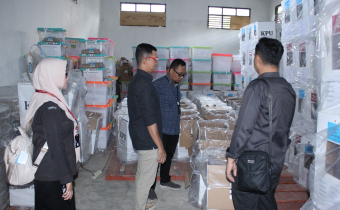 Syaifuddin Pastikan Kesiapan Distribusi Logistik Pemilihan 2024 di Gudang KPU Dompu