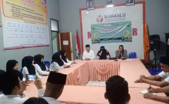 Ketua Bawaslu Kabupaten Dompu, Swastari Haz (tengah dari kiri) saat memberikan arahan dalam kegiatan Ngabuburit Pengawasan dan Halal Bil Halal di Kantor Bawaslu Kabupaten Dompu pada Senin, (24/3/2025). 