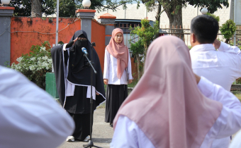 Ketua Bawaslu Kabupaten Dompu, Swastari,  Saat Menjadi Pemimpin Apel Pagi dalam rangka memperingati Hari Ulang Tahun ke-17 Badan Pengawas Pemilihan Umum Republik Indonesia (Bawaslu RI), yang berlangsung di halaman Kantor Bawaslu Kabupaten Dompu pada Rabu (9/4/2024).